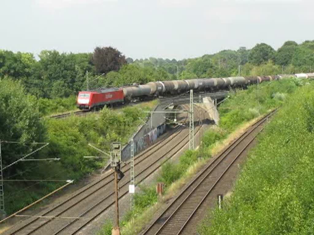 189 085 bring am 27. Juli 2010 einen Güterzug, überwiegend aus Kesselwaggons gebildet (Ladegut des letzen Waggons sind große Reifen), über die ehemalige bergisch-märkische Strecke zwischen Bochum-Langendreer und Hagen nach Süden. Die Aufnahme entstand in Höhe der Ausfädelung der Langendreer Kurve.