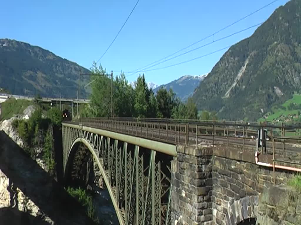 189 901 + 189 912 mit einem KLV am 16.09.2012 auf der Angertalbrücke in Angertal. 
