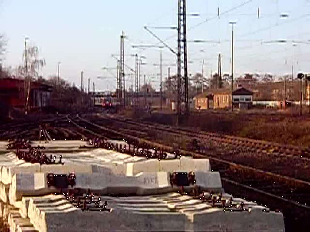 19.12.2008 durchfhrt eine BR 145 der OHE den Rangierbahnhof Seelze in Richtung Letter.