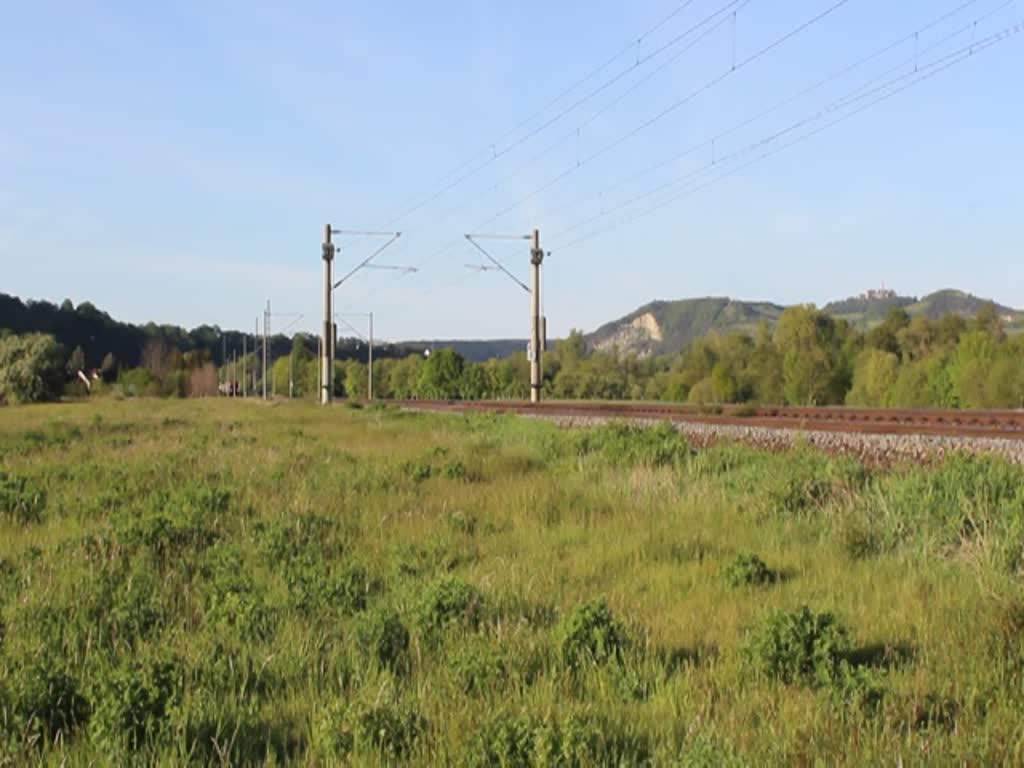 193 331 (die 500.) ist am 17.05.20 mit dem Schenker KLV bei Großeutersdorf zu sehen.
Gruß zurück!