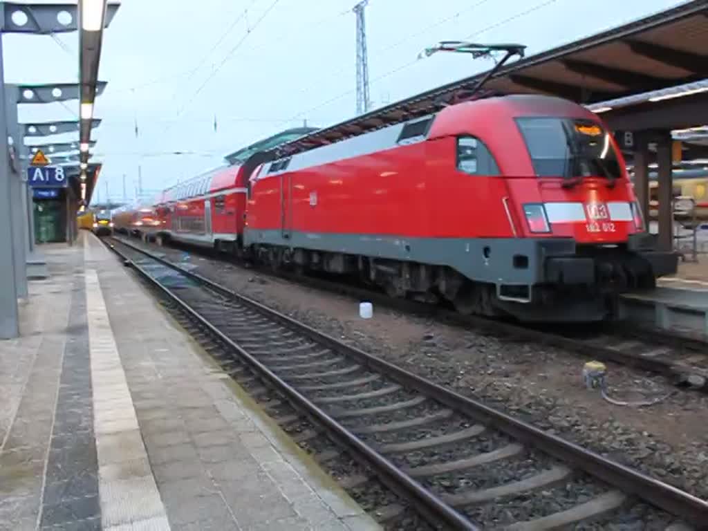 193 804-2 mit Holzzug von Rostock-Bramow nach Stendal-Niedergröne bei der Durchfahrt im Rostocker Hbf am Morgen des 10.03.2017