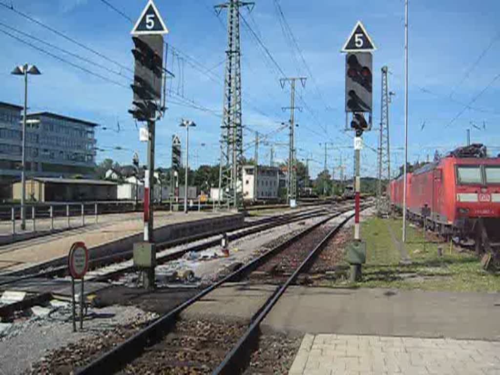 194 051-9  Stadt Singen  fhrt mit ihren Sonderzug zur Streetparade in Zrich aus Stuttgart in den Bahnhof Singen ein. Wagen waren u.a. original Silberlinge, mehrere ltere (mir unbekannte) Reisezugwagen, ein Wagen mit der Aufschrift  Bosch Hausgerte , sowie ein Wagen mit der Aufschrift  Kwick.de . 10. August 2008.