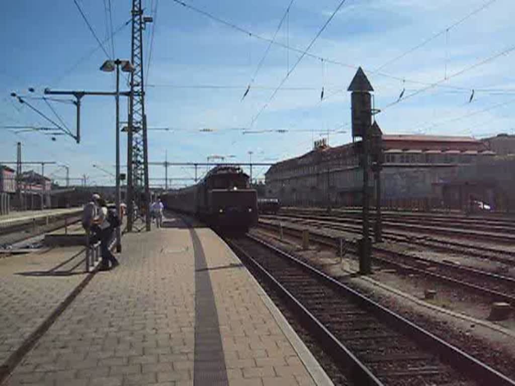 194 051-9  Stadt Singen  zieht ihren Sonderzug (auch Saufzug gennant)nach Zrich ziemlich flott aus dem Bahnhof Singen heraus. Bei der Wagenidentifizierung wre ich auf Hilfe angewiesen, es waren u.a. Silberlinge. Wie man sieht war die Stimmung gut. ;)