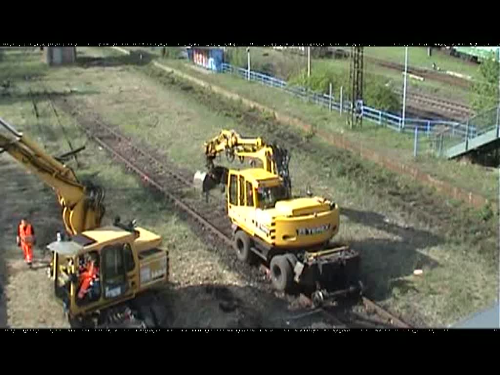 2 Zweiwegebagger entfernen die zu Recht geschnippelten Gleisjoche am ende des ex Gterbahnhof Leipzig Plagwitz / Haltepunkt (Stellwerk) Schwartzestrae wo jetzt so gut wie schon alle Gleise entfernt worden sind und im Hintergrund ist noch das Eisenbahn Museum Leipzig Plagwitz zusehen 29.04.2010 