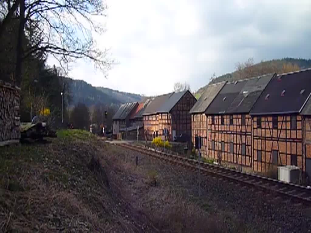 202 597-1, 202 738-1 und Schublok 202 240-8 waren am 24.03.14 mit einem Holzzug von Saalfeld nach Friesau unterwegs. Hier zu sehen in Leutenberg. 