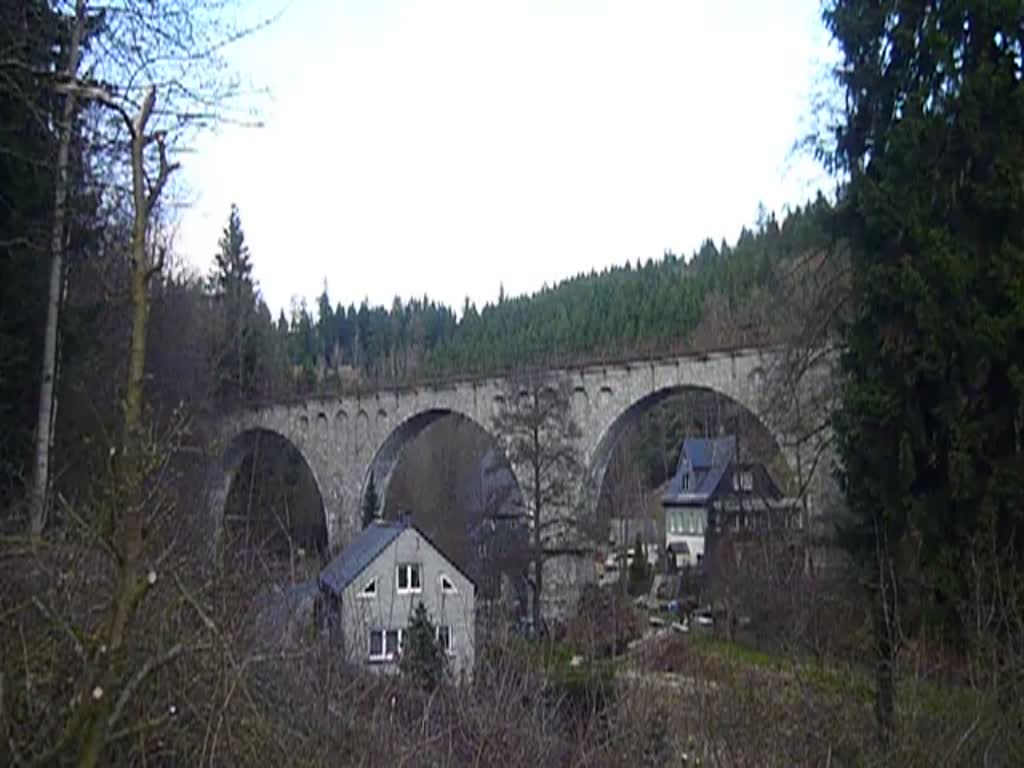 202 597-1, 202 738-1 und Schublok 202 240-8 waren am 24.03.14 mit einem Holzzug von Saalfeld nach Friesau unterwegs. Hier zu sehen in Wurzbach. 