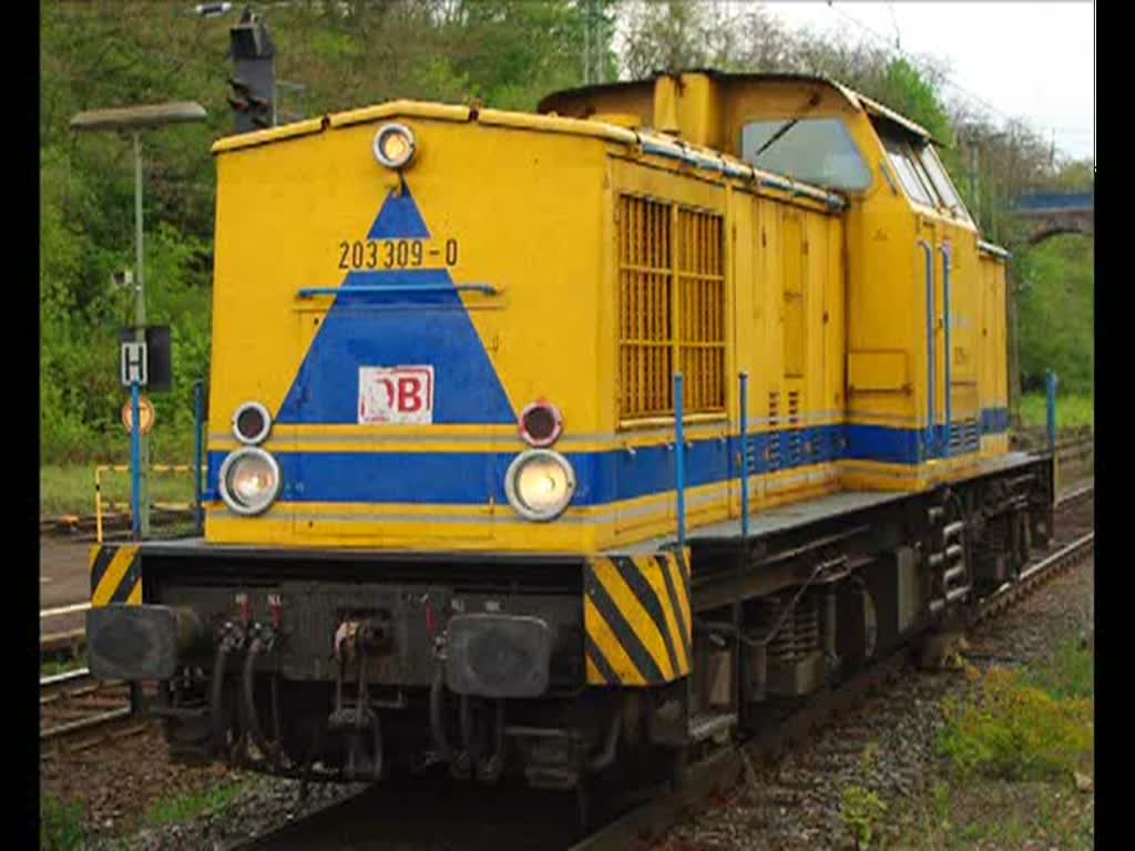 203 309-0 fhrt Lz in Richtung Norden durch Eichenberg. Aufgenommen am 08.05.2010.