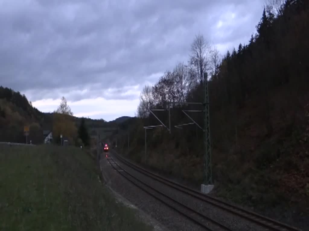 204 005 und 204 xxx der PRESS fahren am 26.10.13 mit einem Schotterzug Richtung Probstzella. Hier zusehen in Gabe Gottes.