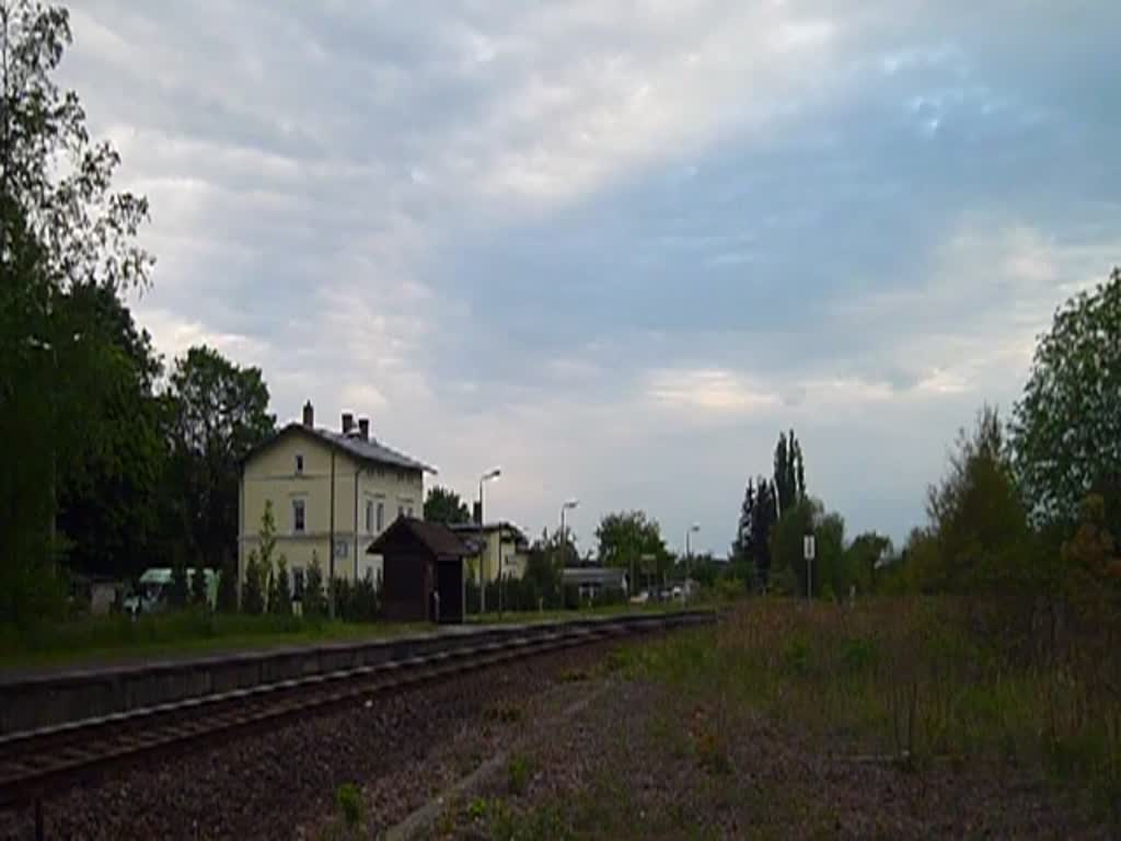 204 010 und 204 012 fahren am 06.05.14 mit einem leeren Schotterzug (52 Waggons) durch Plauen-West. 