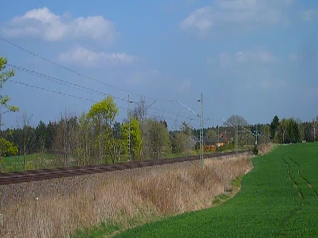 204 022 der PRESS ist am 06.04.14 mit einem Kesselzug an der Schöpsdrehe nahe Plauen/V. zusehen. Gruß zurück an den Tf!