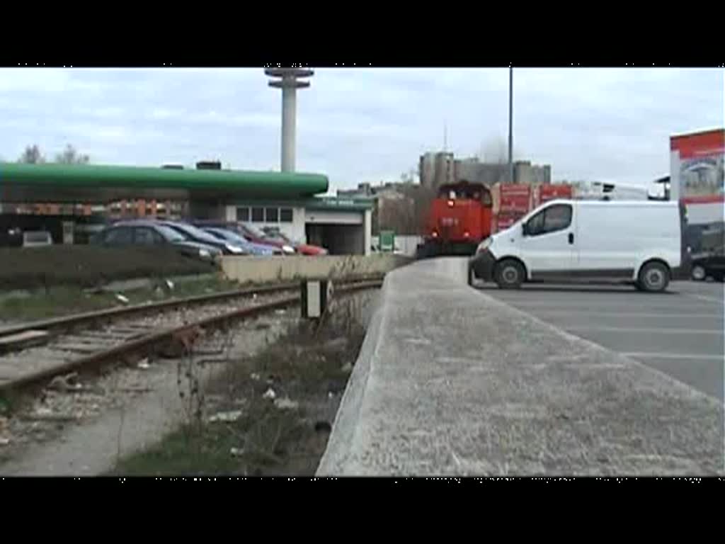 2070 058-9 (hrt man auch mal die lustige Hupe/Singnalhorn) zieht 2 Leere Schiebewandwagen, 1 BB Personenwagen und 1 vollen Schiebewandwagen  vom  Kunden  ber einen Bahnbergang  bei Wien Sdbahnhof / Ostbahnhof  29.03.2010