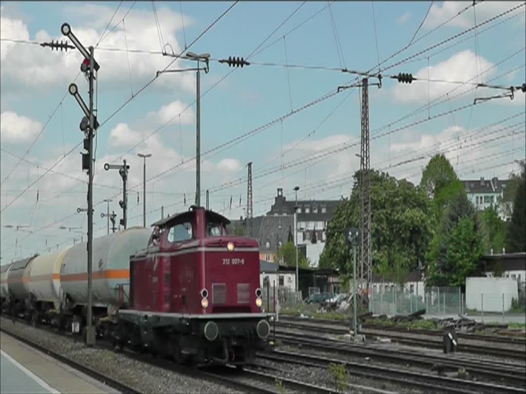 212 007 und Kesselwaggons mit Gefahrgut (Propen) am 4. Mai 2012 bei der Fahrt durch Düsseldorf-Rath.
