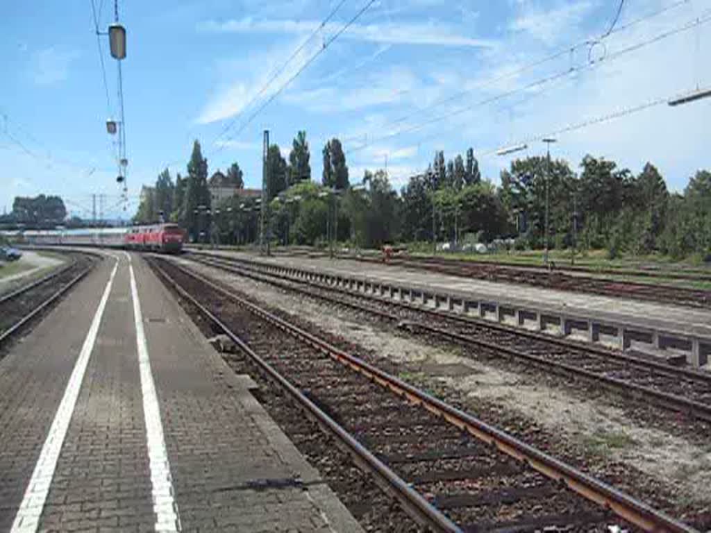 218 204-6 + 218 166-7 ziehen den IC 118 nach Mnster (Westf.) aus dem Bahnhof Lindau. Gleichzeitig fhrt die Taurus die den Zug von Innsbruck bis nach Lindau zog (momentan erst ab Bludenz wegen der Arlbergsperre) hinterher und kommt am Bahnsteigende zum stehen. Am 11. August gegen 12 Uhr.