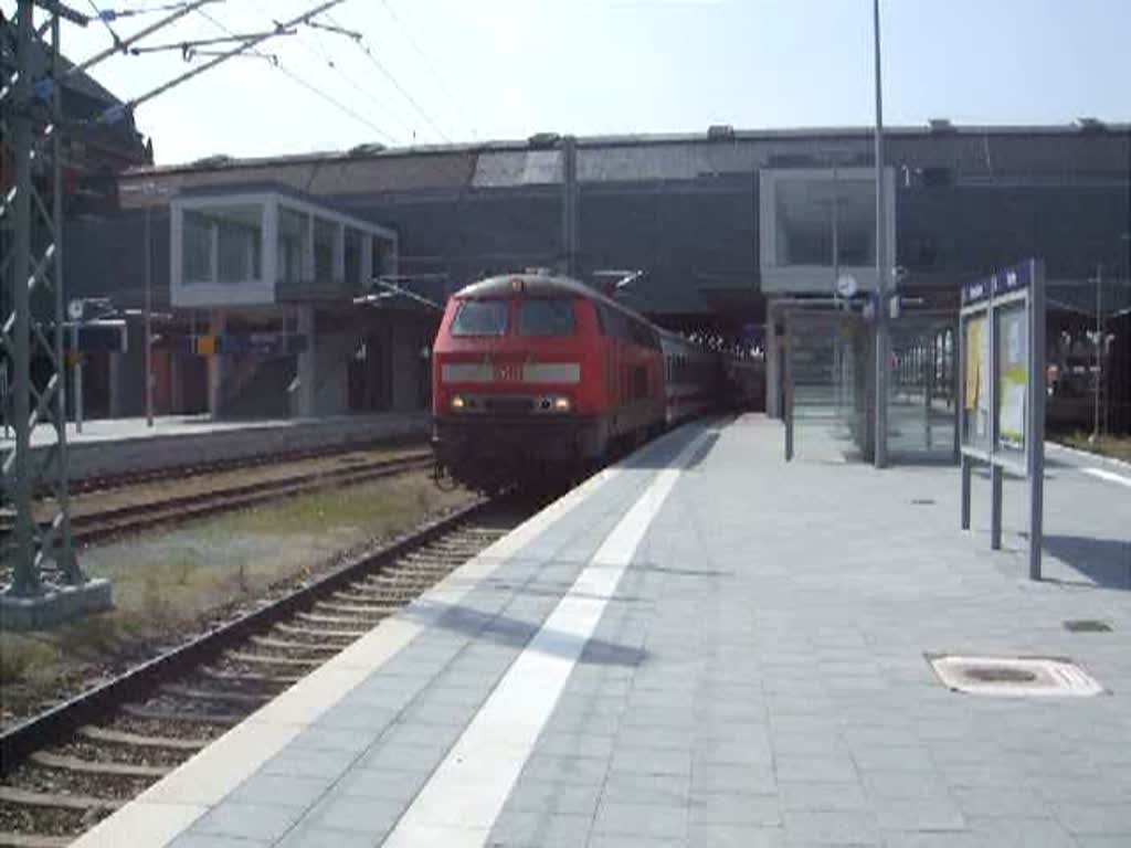 218 307-7 mit IC2120 von Frankfurt/Main Hbf.nach Puttgarden bei der Ausfahrt im Bahnhof Lbeck.(02.05.09)