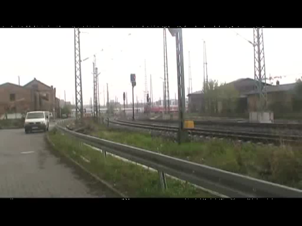 218 341-6 & 218 192-3 mit dem Vierlnderexpress RE 4005 von Leipzig ber Gera, Hof, Regensburg nach Mnchen zwischen Leipzig Hbf und Leipzig Gohlis und S-Bahn Halle - Leipzig kommt gerade entgegen gefahren damals noch mit den alten DostosWagen mit 143 944-7 (aufnahme etwa 2007) und noch mal RE mit nur einer 218 in Leipzig Plagwitz (aufnahme etwa 2006)