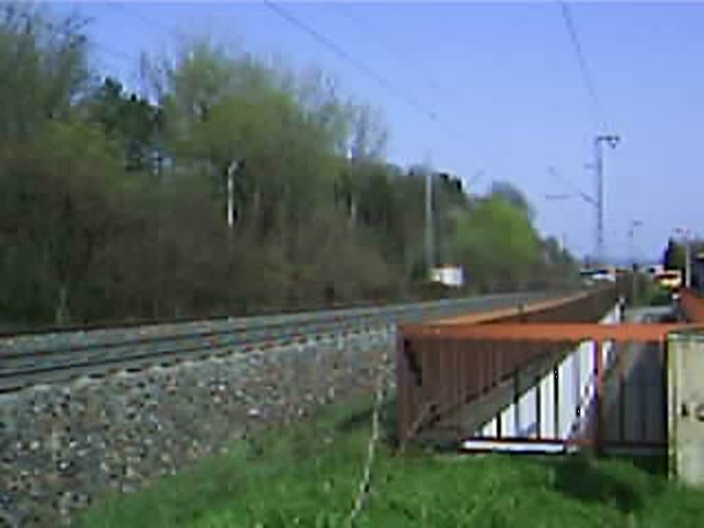 218 427-3 zieht am 9.4.2009 IRE 4232 von Lindau nach Stuttgart ber die Filsbahn. Hinten schiebt 218 436-4 nach. Das Video entstand kurz vor dem Halt in Gppingen.