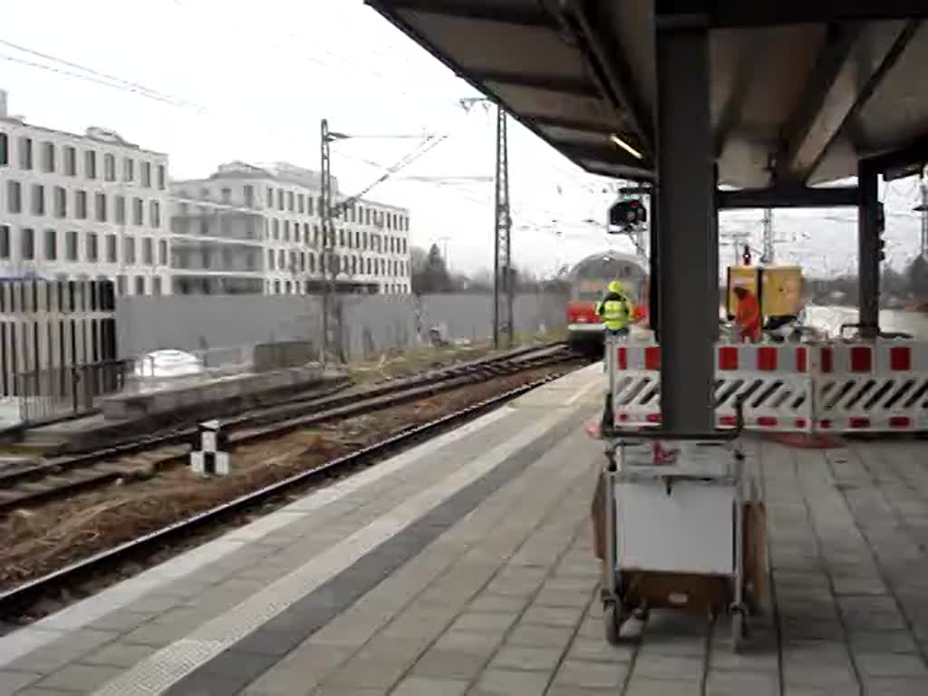 218 472-9 schiebt den RE 57409 Memmingen-München Hbf via Sontheim (Schwab.), Stetten (Schwab.), Mindelheim, Türkheim (Bay) Bf, Buchloe, Kaufering, Geltendorf und München-Pasing in München-Pasing ein. November 2011