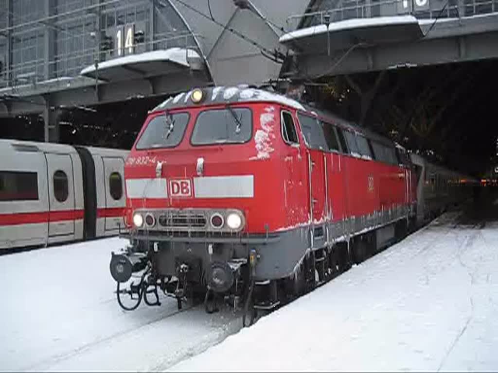 218 832 verlie am 26.12.10 mit dem nun ca. 60 minuten verspteten IC 2037 nach Dresden, den Leipziger Hbf. Hinten hing noch 101 052.