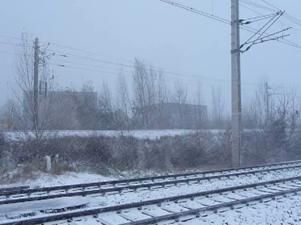 22.11.2008: Der erste Schnee ist in Wien gefallen. Ein guter Grund um einige Videos zu drehen. Zwischen den Haltestellen Wien Siemensstrae und Wien Leopoldau ist gegen 15:30 Uhr eine 1044 mit einem relativ kurzen Gterzug unterwegs (bitte um Kommentare).