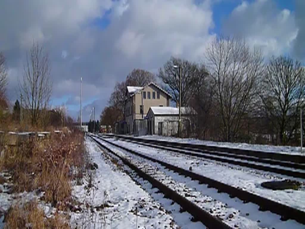 227 004 fuhr am 27.01.14 mit einem Bauzug von Plattling nach Magdeburg, hier zu sehen bei der Durchfahrt in Pöllwitz.