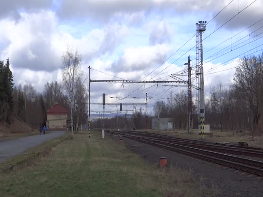 230 031-7 und 230 079-6 waren am 13.02.24 mit einem Kesselzug in Citice Richtung Cheb zu sehen.