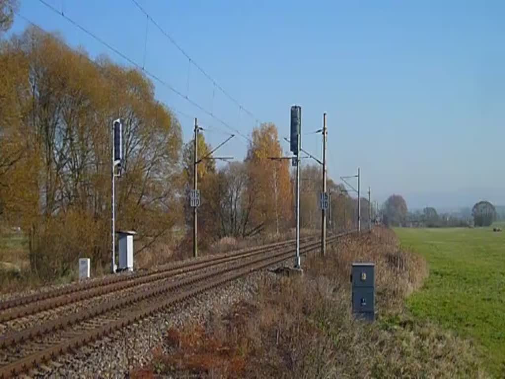 230 053-1 hier am 03.11.15 mit einem Kohlezug bei der Einfahrt in Tršnice. Schublok war 230 065-5. 