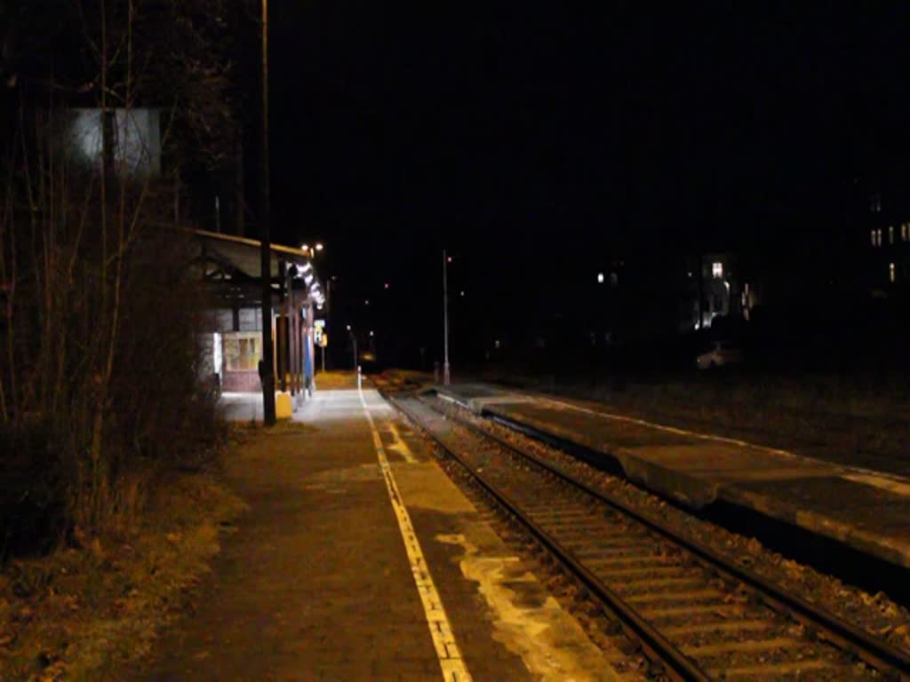 231 012 (WFL) fuhr am 07.01.20 einen Holzzug von Triptis nach Saalfeld.
Hier ist der Zug in Pößneck oberer Bahnhof zu sehen.
Am Zugschluss ist die 155 159, die den Zug von Saalfeld nach Kaufering fahren wird.