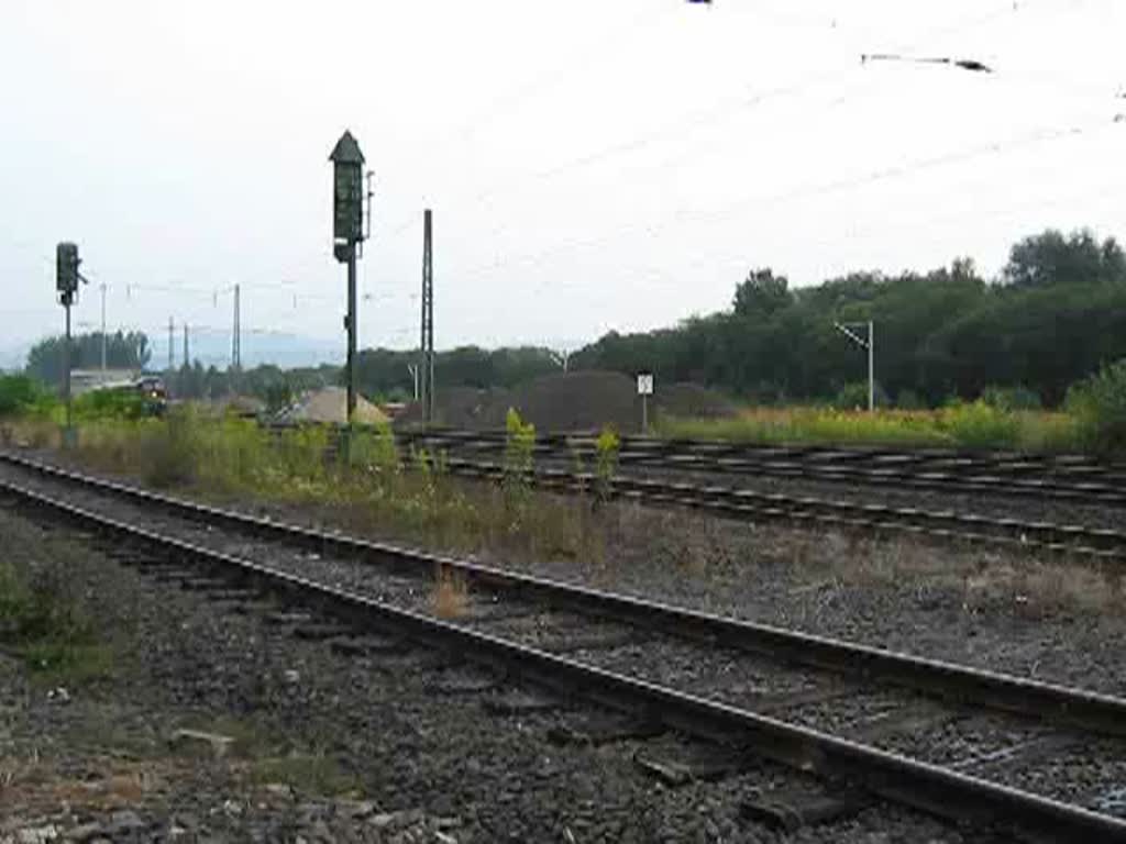 232 223-8 der DGT bei Rangierarbeiten im Bahnhof Eschwege. Sie hat den Baukran geholt, der am Wochenende noch die letzten Weichen zur Nordschleife zum neuen Stadtbahnhof gelegt hat. zum Schluss dann noch die Ausfahrt. 17.08.2008.