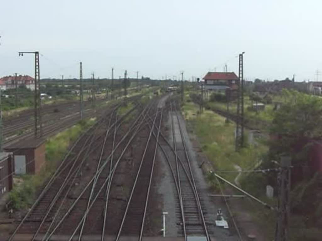 232 223 der DGT durchfhrt am 06.07.08 den Gterbahnhof Halle/Saale in Richtung Erfurt. Auserdem fhrt noch ein IC und ein 425 durchs Video.Das Video ist von meinem Cousin, de mich an diesem Tag untersttzte. Die Fotos gibts demnchst bei Bahnhbilder!