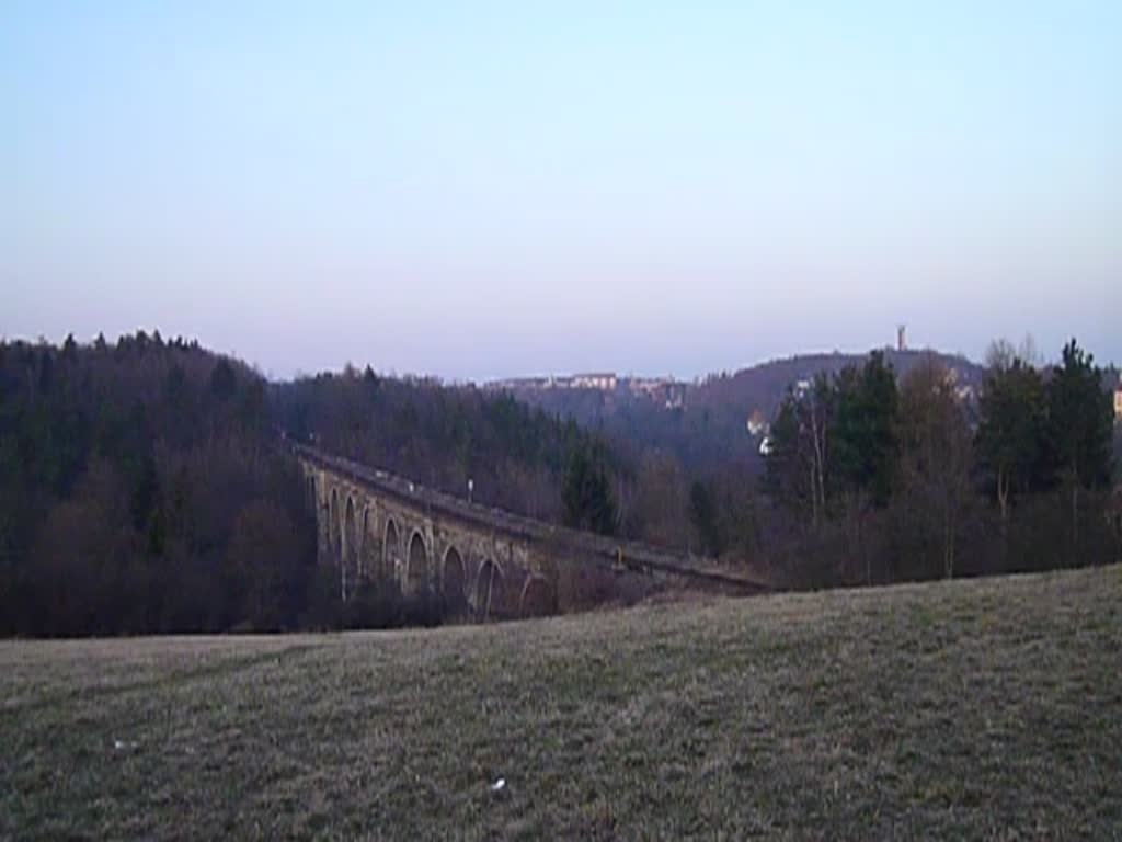 232 347 und 232 384 zu sehen mit einem Elbtalumleiter am 14.03.14 in Plauen auf der Syratalbrücke. 