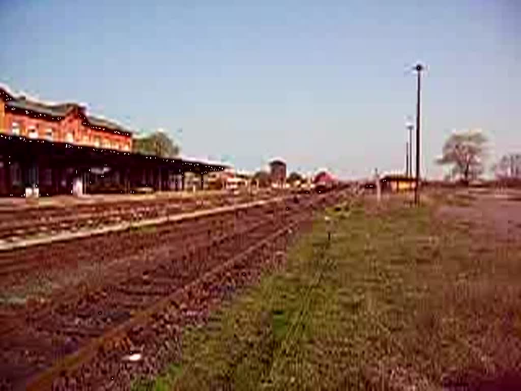 232 485-3 fuhr als Lokzug am 10.04.2009 durch Haldensleben Bf. in Richtung Oebisfelde.Vorher bracht sie leere Schotterwagen.