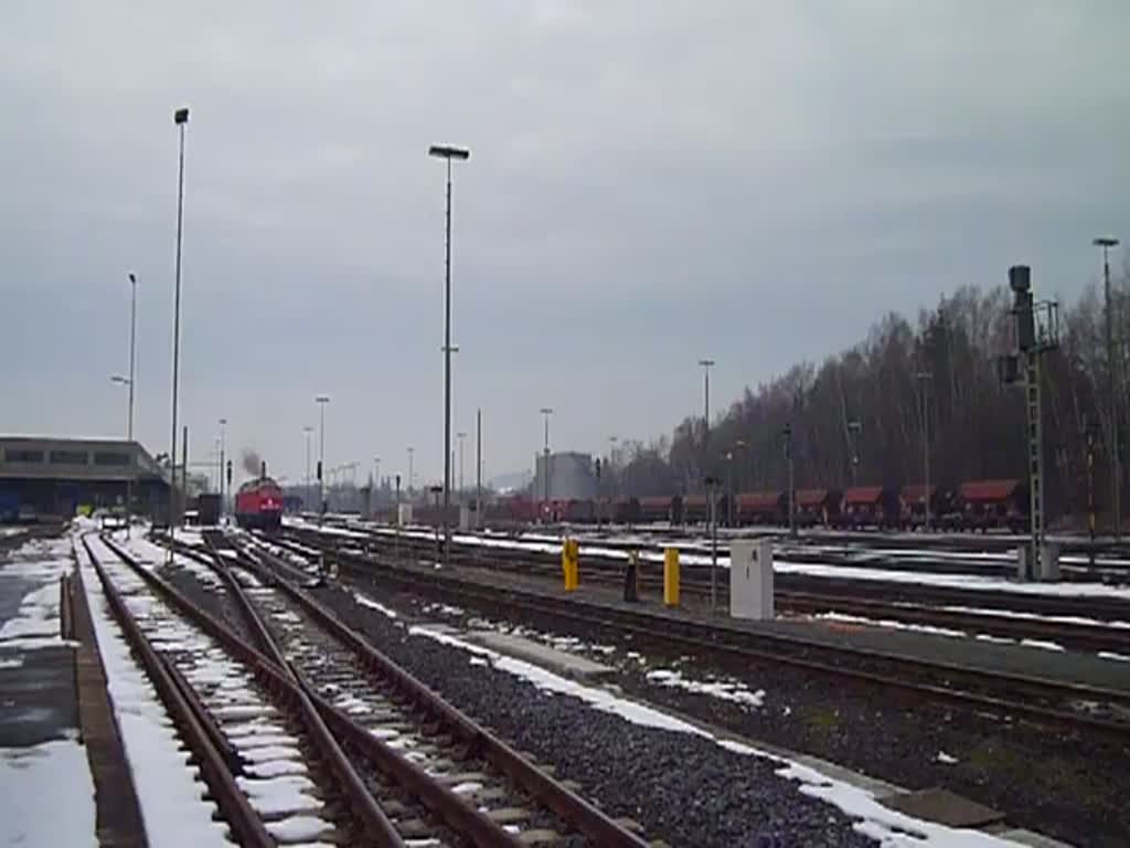 232 569-4 und 233 452-2 bei der Ausfahrt in Marktredwitz am 07.03.13