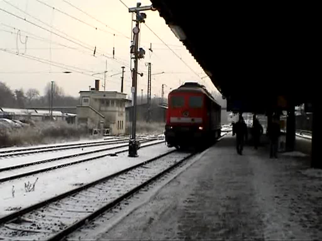 232 569-4 beim Umsetzen in Altenburg. Nun fhrt die Lok langsam an die Garnitur aus 3 n-Wagen und einem y-Wagen heran. Der Zug fhrt dann als RE 3630 nach Erfurt Hbf. (19.12.2009)