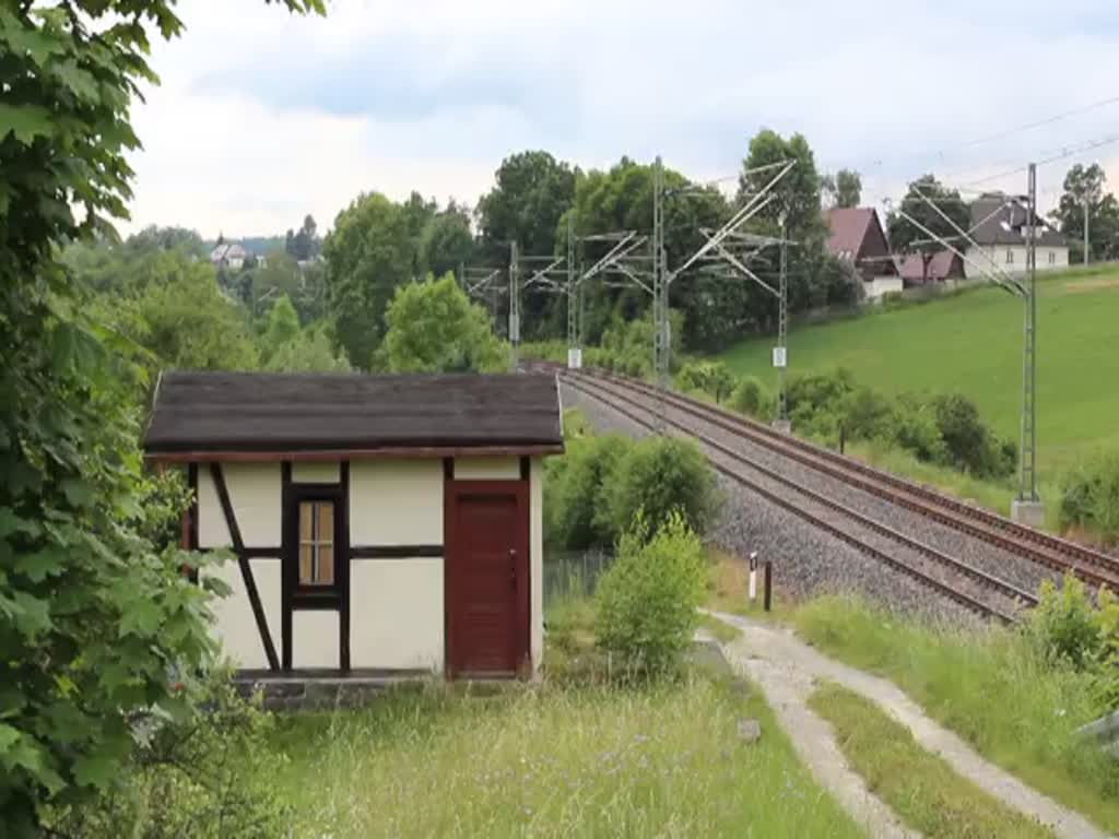 232 673-4 (LEG) fuhr am 03.06.17 mit einem Sonderzug von Leipzig Plagwitz nach Neuenmarkt-Wirsberg. Hier ist der Zug bei der Rückfahrt in Jößnitz/V. zu sehen. Gruß an den Tf zurück!
