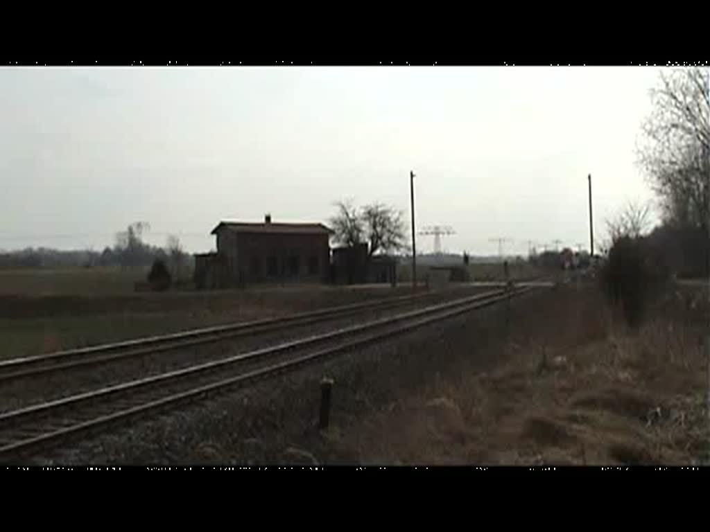 233 206-2 mit einem Kesselwagenzug fhrt in Richtung Leipzig zwischen Profen und Pegau 17.03.2010