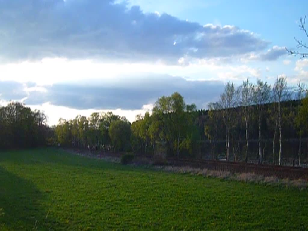 233 217 brachte am 22.04.14 Eisenbahn Schwellen nach Oelsnitz/V. Hier zusehen an der Talsperre Pirk kurz vor Oelsnitz.