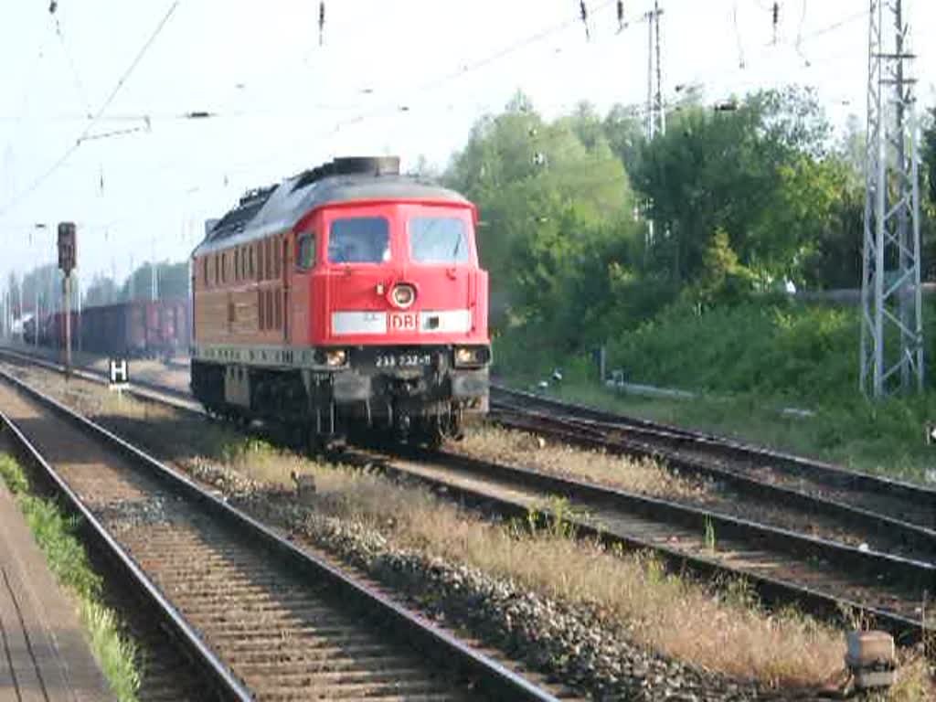 233 232-8 fährt LZ von Rostock Bramow zurück nach WRS bei der Ausfahrt um 07.24 Uhr im Bahnhof Rostock-Bramow.(22.05.09)