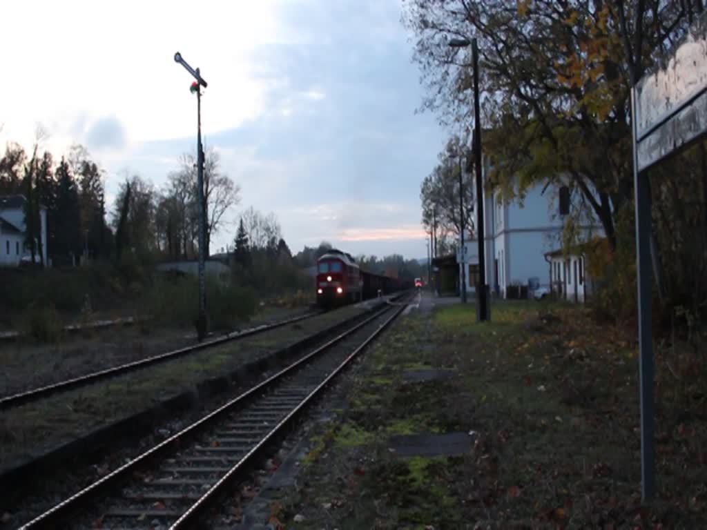 233 288 mit dem EZ 51640 zu sehen in Pößneck oberer Bahnhof. Der Zug fährt zur Zeit die Umleitung von Saalfeld über Pößneck und Gera nach Halle.