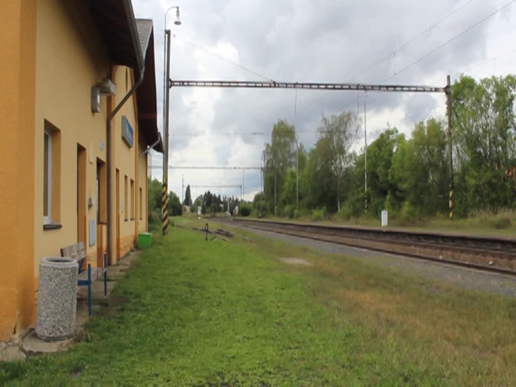 240 050-5 und 240 060-4 fuhren am 29.08.20 mit einem leeren Kohlezug durch Nebanice.