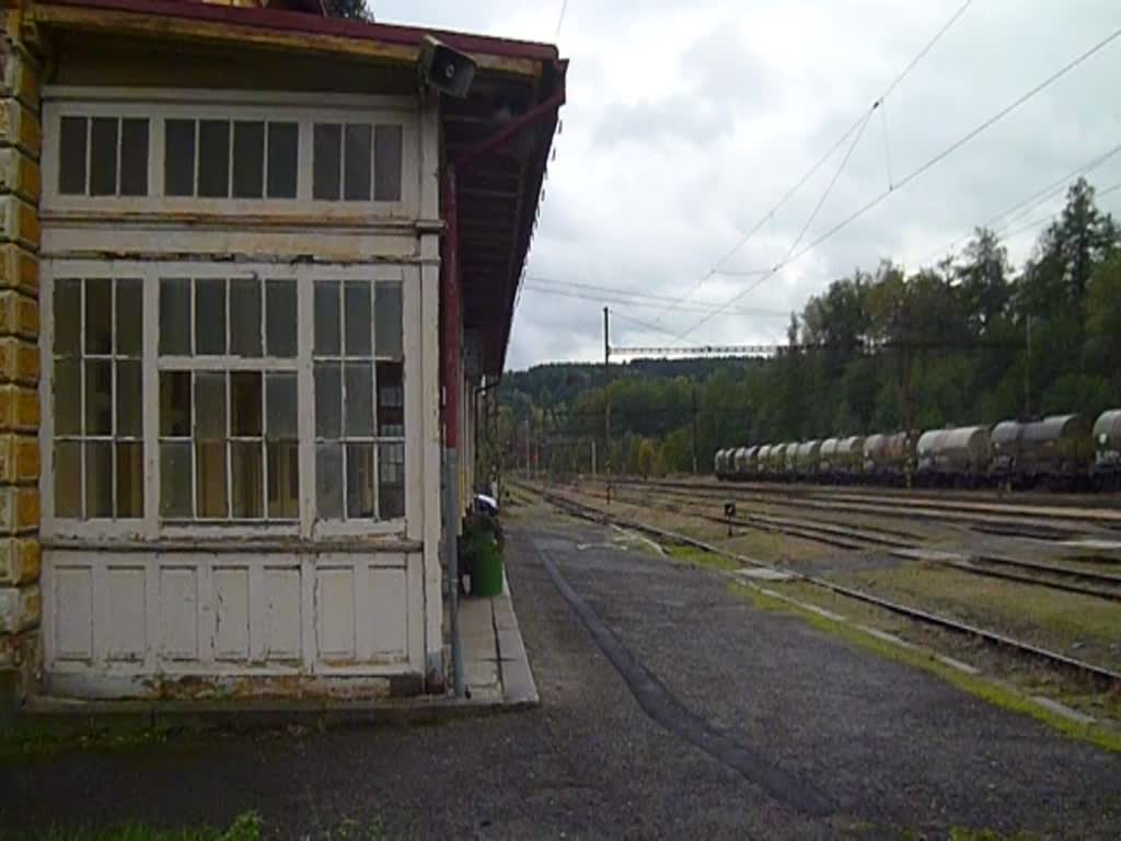 240 094-3 und 240 025-7 zu sehen am 06.10.17 mit einem Kohlezug in Dasnice.