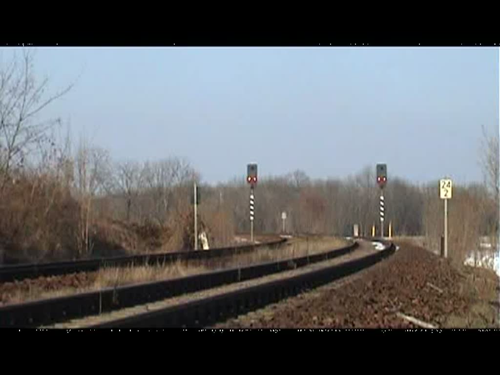 241 697-2 mit einem Flachwagenganzzug aus Richtung Leipzig nach Zeitz unterwegs ....gefilmt bei Grodalzig 09.03.2010