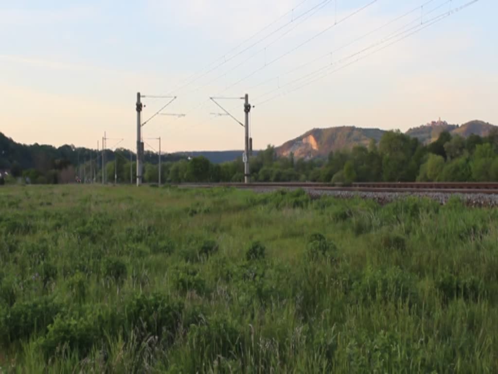 243 864 und 243 179 (DeltaRail)fuhren am 17.05.20 von Frankfurt/Oder nach Nürnberg.
Hier ist der Zug bei Großeutersdorf auf der Saalebahn zu sehen. Gruß zurück! 