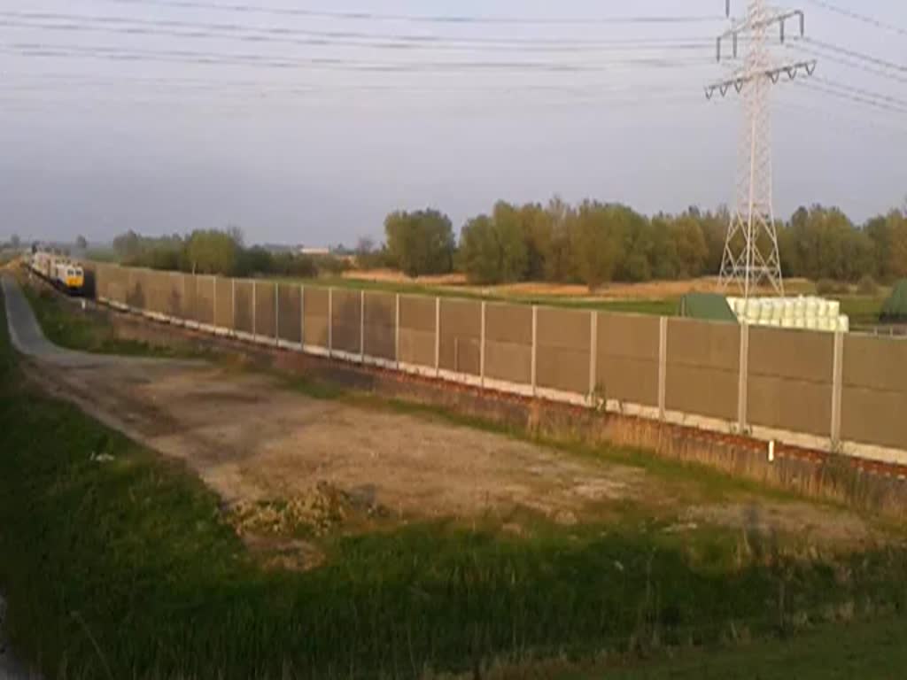 247 020-1 auf dem Weg mit Ihrem Containerzug vom Jade-Weser-Port über`s Wilhelmshavener Industriegleis ins Hinterland. 24/04/2014