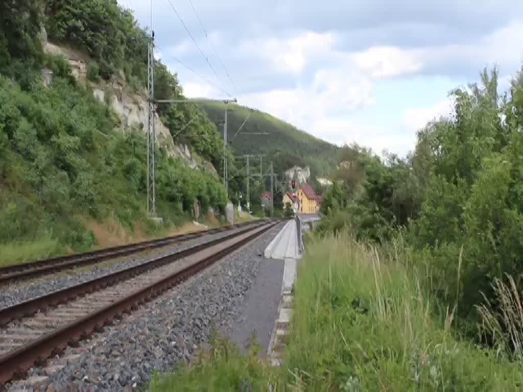 250 137-7 (LEG) fuhr am 17.06.17 den Piko-Sonderzug von Leipzig nach Pressig Rothenkirchen. Wegen Bauarbeiten mussten die Reisenden mit Bussen nach Sonneberg ins Piko Werk gebracht werden. Hier ist der Zug bei der Rückfahrt in Remschütz zu sehen. Gruß an den Tf!