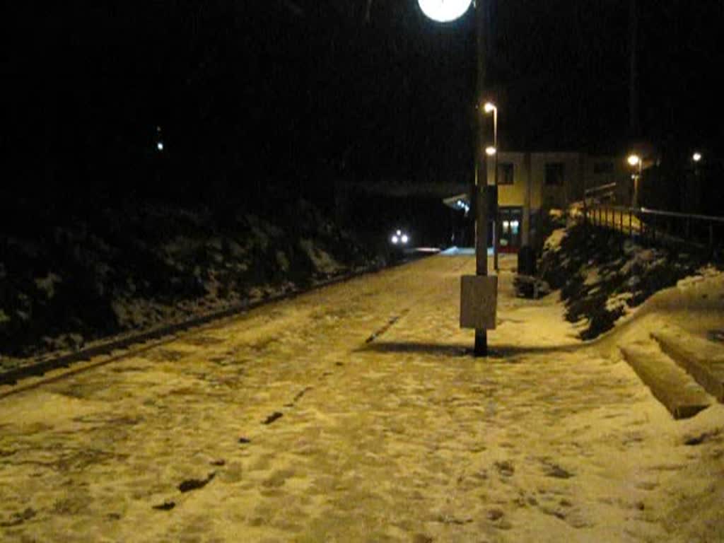 25.12.09 Ein RegioSprinter der Vogtlandbahn durchfhrt den Bedarfshalt Schneck Ferienpark 18:36 in Richtung Zwickau Zentrum.