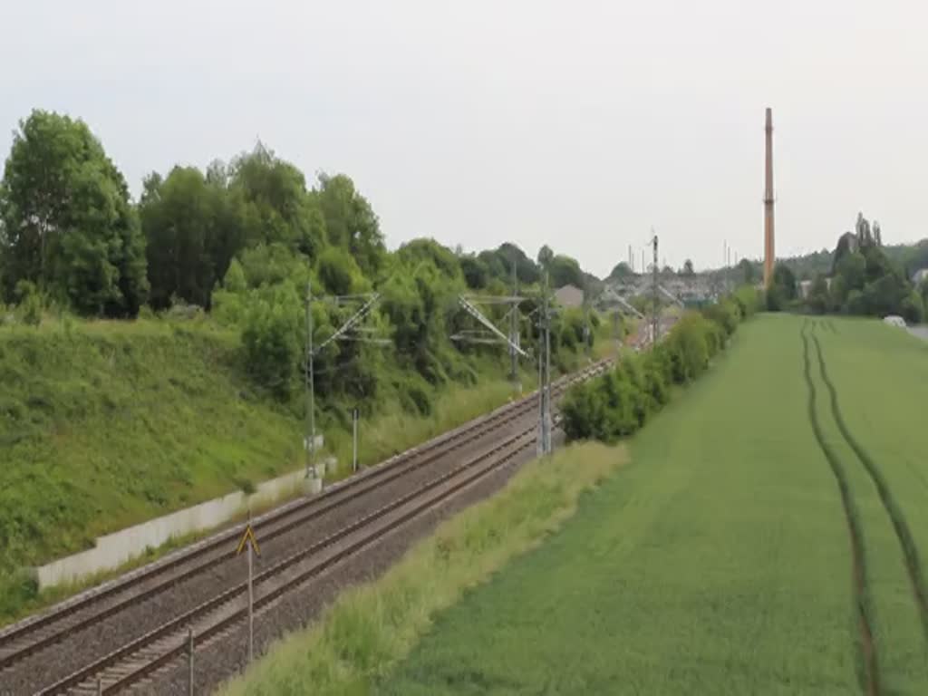 264 005 (SBW - Starkenberger Baustoffwerke GmbH) ist am 05.06.17 in Mehltheuer mit einem Sandzug nach Heilbronn zu sehen.