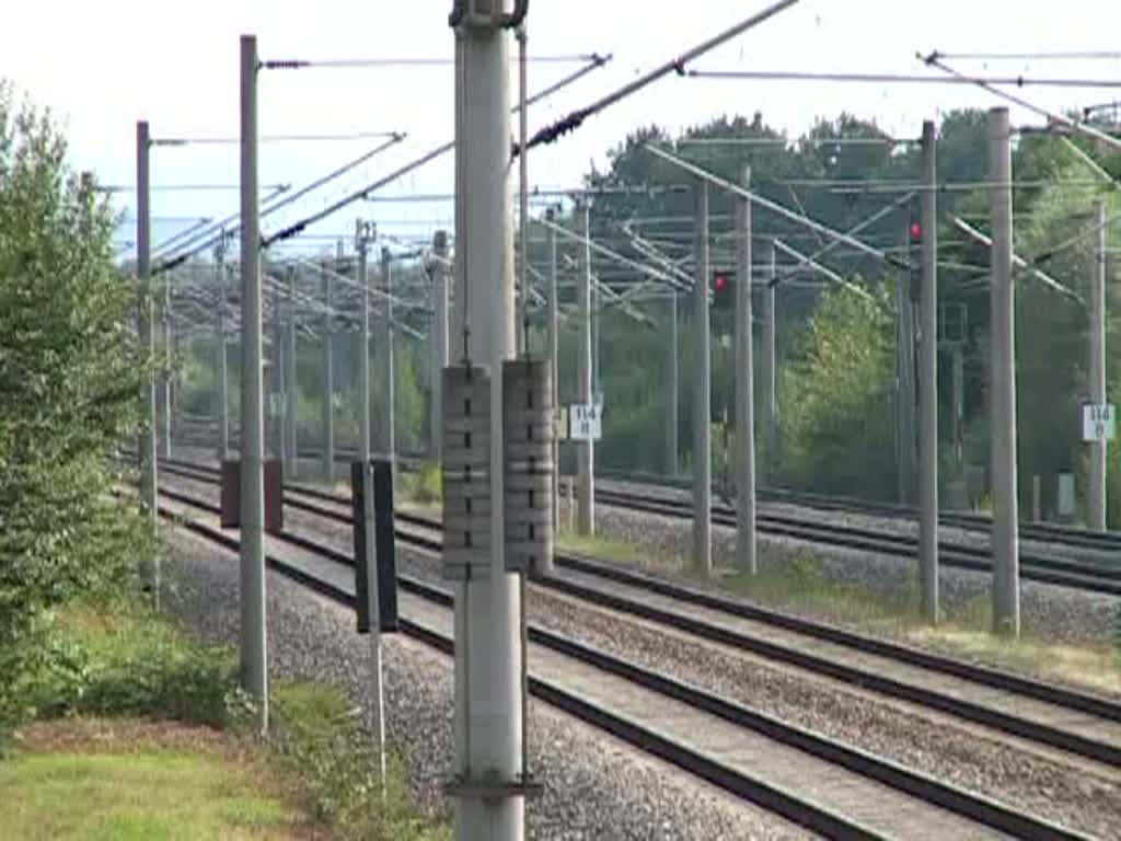 29. Juli 2008: Ein Gterzug und eine Doppeltraktion ICE3. Der hintere Teil des ICE3 fhrt durch bis Amsterdam Centraal. Das besondere an dieser Aufnahme: Da zwischen Offenburg und Baden-Baden ein Notarzt am Gleis ist, fahren zurzeit alle Fernzge auf der Strecke des Regionalverkehrs. Das bedeutet fr die ICEs, dass sie ohne LZB fahren und damit deutlich langsamer fahren mssen. Statt 250 km/h sind jetzt nur noch max. 160km/h erlaubt. Davon abgesehen, fahren die ICEs jetzt durch smtliche Bahnhfe an diesem Streckenabschnitt. Im Regelfall fhrt der Fernverkehr hinter Schallschutzwnden an den Haltepunkten vorbei. (0:52 Minuten).