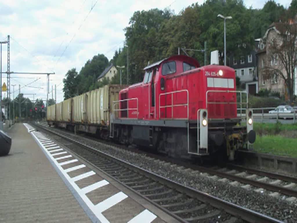 294 635-8 setzt am 29. August 2011 von einigen Containerwagen auf Gleis 4 in Kronach weg.