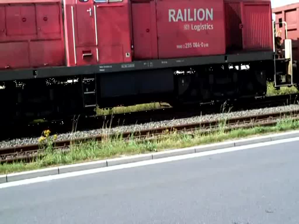 295 064-0 bei Rangierarbeiten auf dem Sdgleis in Wilhelmshaven.15-07-2009 