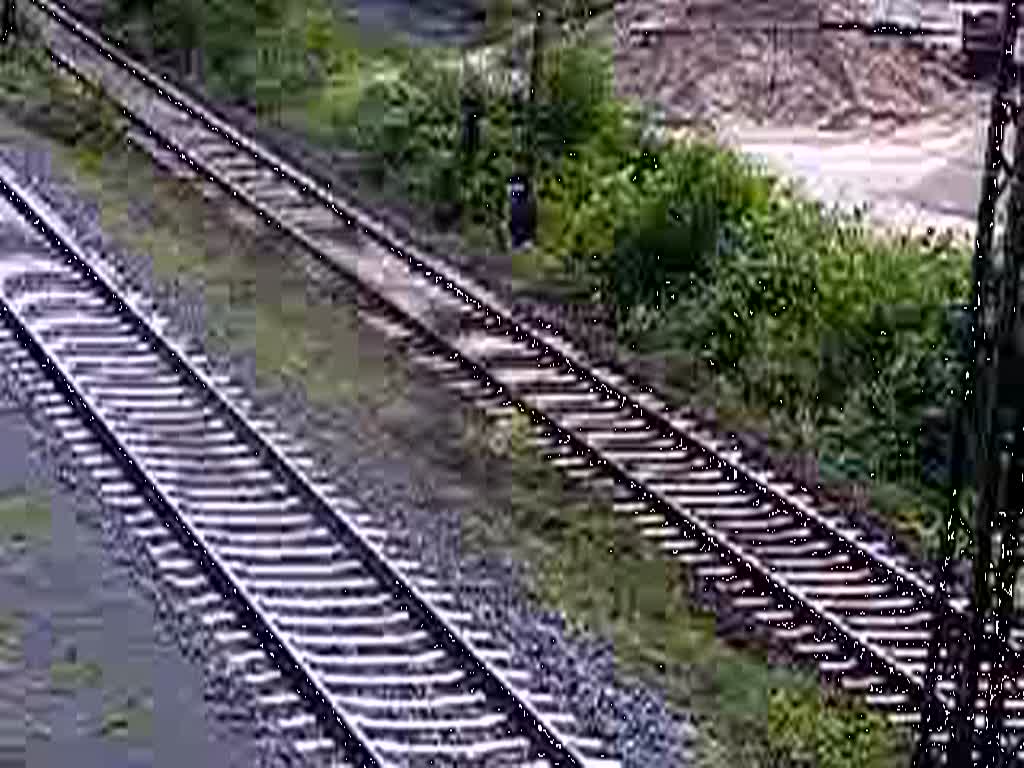 296 041-7 beim abstellen neu zusammen gestellter Gterwagen im Seelzer Rbf.gefilmt von der Fussgngerbrcke am 01.08.2009